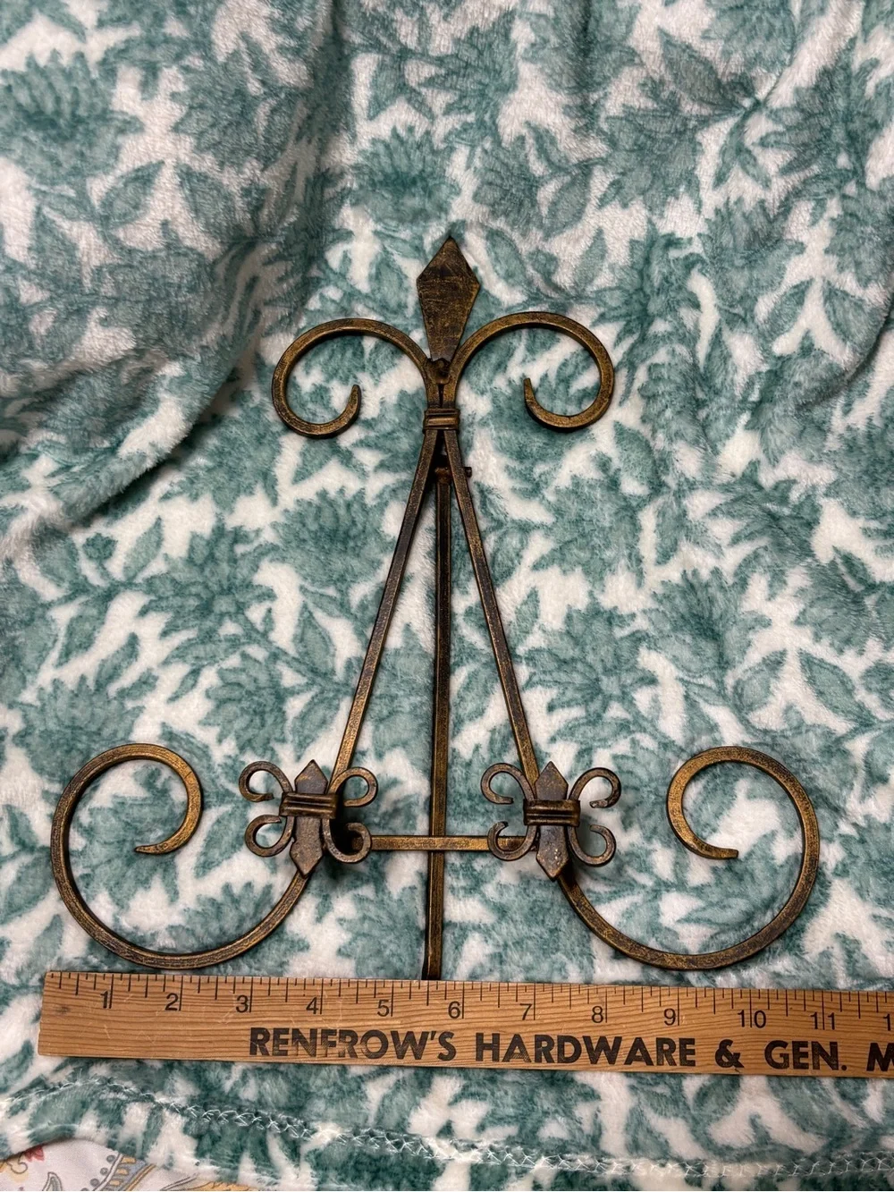 Decorative Metal Easel in Antique Bronze 12”x11”x7”. Holds plates / Art / Books